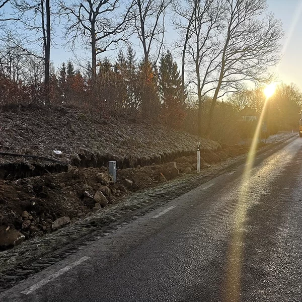 bild på soluppgång när entreprenad jobbar. grävfirma